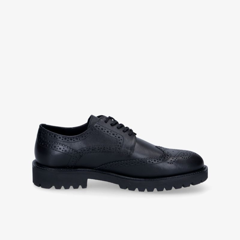 Eleganter schwarzer Business-Schuh in Seitenansicht mit robuster Profilsohle und präziser Brogue-Verzierung