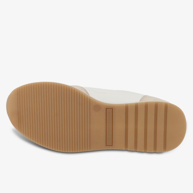 Rutschfeste und robuste Schuhsohle mit feiner Struktur, ideal für sicheren Halt und hohen Tragekomfort