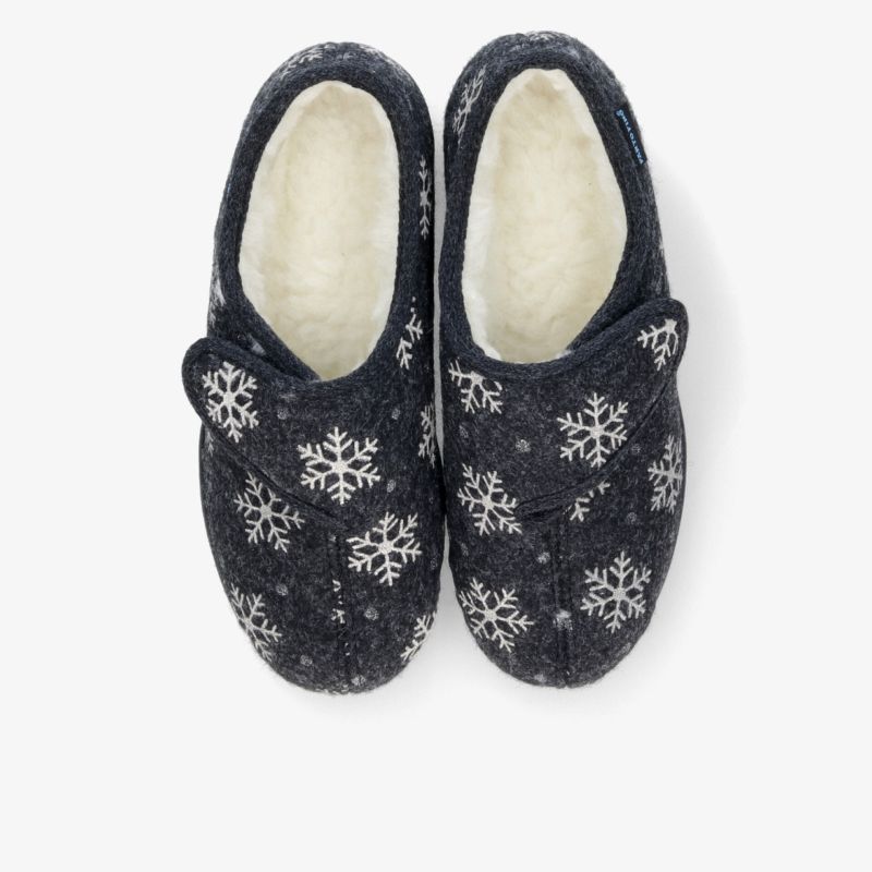 Bequem gefütterte, warme Pantoffeln mit Schneeflockenmuster, ideal für kalte Tage und gemütliche Stunden zuhause