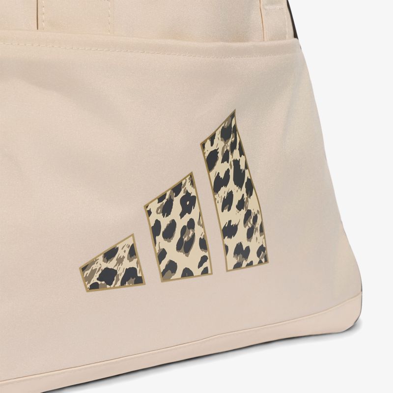 Beige Sporttasche mit auffälligem Leopardenmuster Logodetail, stylisch und hochwertig verarbeitet