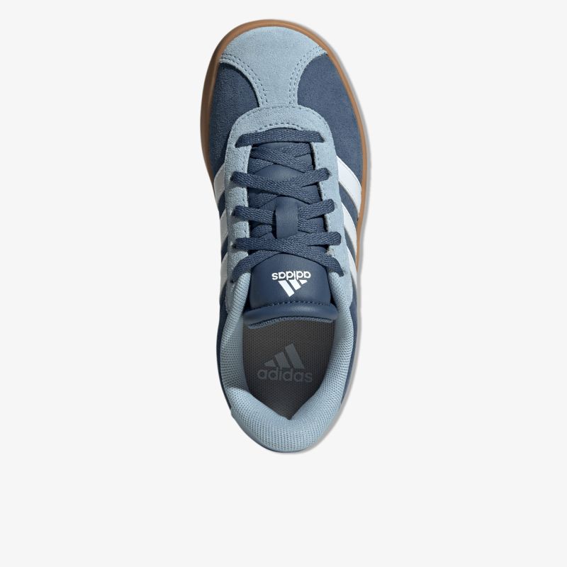 Blauer Sneaker mit komfortabler Passform und robustem Material, sportliches Design mit Schnürverschluss
