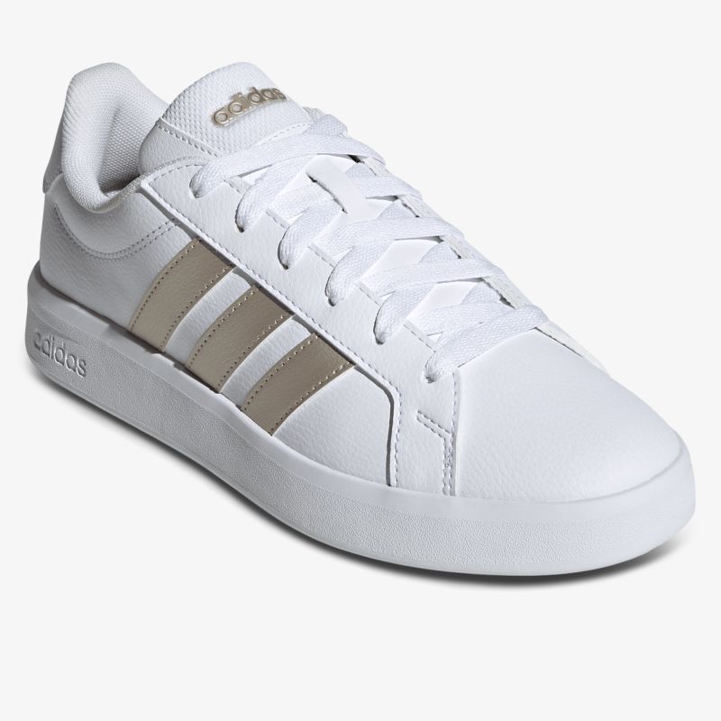 Weißer Sneaker mit goldfarbenen Akzenten, leichter, bequemer Sportschuh mit robuster Sohle und klassischem Design