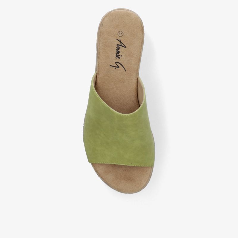 Grüne Sandale mit rutschfester Sohle für bequemen Tragekomfort und modernen Look.