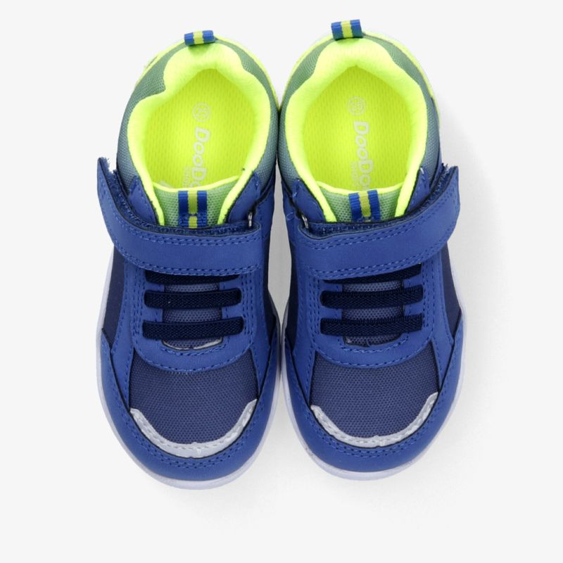 Komfortable blaue Sportschuhe mit Klettverschluss und reflektierenden Streifen für sicheren Halt und optimalen Tragekomfort