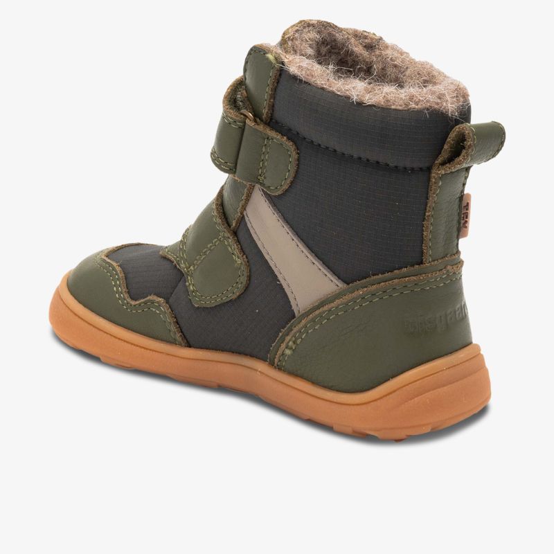 Warmer gefütterter Winterschuh mit robustem Profil, verstellbaren Klettverschlüssen und rutschfester Gummisohle in Seitensicht