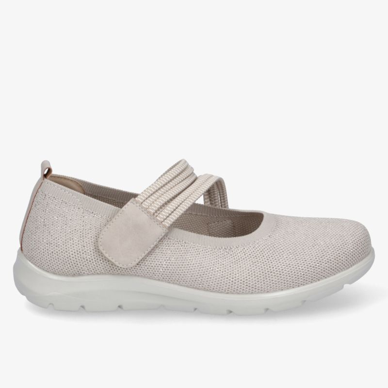 Bequemer, flexibler Schuh mit atmungsaktivem Material und verstellbarem Riemen, ideal für den Alltag.