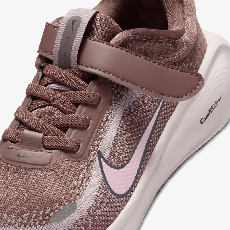 Bequemer Sneaker mit atmungsaktivem Stoff und sportlichem Design. Perfekt für lange Strecken und täglichen Komfort.