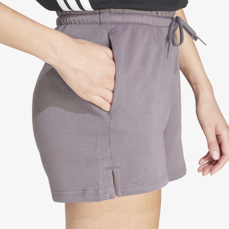 Seitliche Ansicht einer kurzen grauen Freizeitshorts mit elastischem Bund und Taschen, bequem und lässig