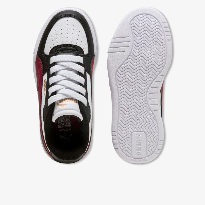 Obere Draufsicht auf Sneaker mit Schnürung und darunter Sohle mit Profil