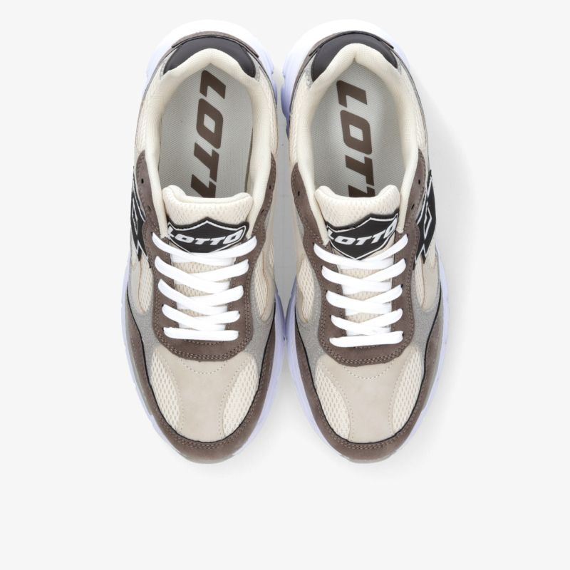 Bequeme sportliche Schuhe mit robuster Sohle und atmungsaktivem Material von oben gesehen