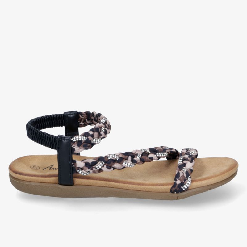 Seitliche Ansicht einer flachen Sandale mit dekorativen Riemen und bequemer Passform, ideal für sommerlichen Stil