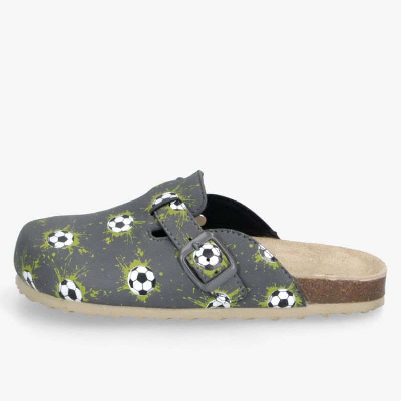 Bequemer grauer Clog mit verstellbarem Riemen und sportlichem Fußballmuster, seitliche Ansicht