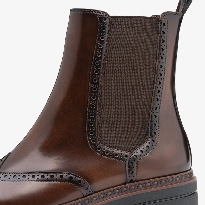 Hochwertiger Chelsea Boot aus braunem Leder mit elastischen Seiteneinsätzen und dekorativer Lochmusterung für eleganten Look