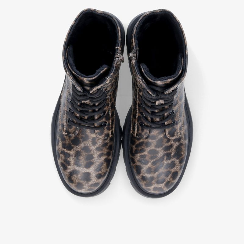 Modische Schnürstiefel mit Leopardenmuster und robuster Sohle für stilvollen Komfort und Langlebigkeit.