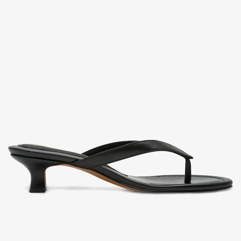 Elegante schwarze Sandalen mit Zehentrenner und kleinem Absatz, minimalistisches und komfortables Design