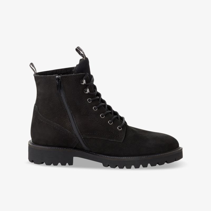 Schwarzer robuster Stiefel mit Reißverschluss und Schnürung, profilierte Sohle und modernes mattes Material