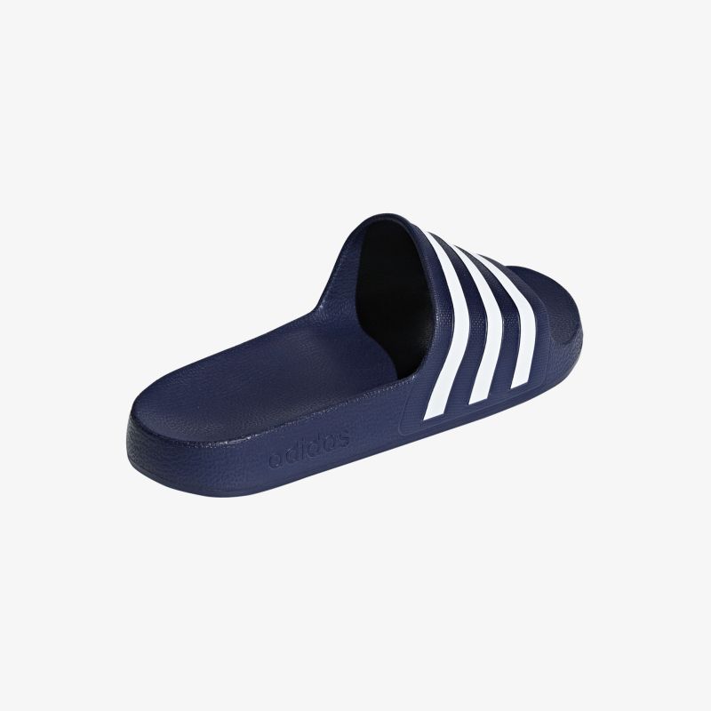 Komfortable, rutschfeste Badeschlappen in Blau mit markantem Streifen-Design, ideal für Freizeit und Sport