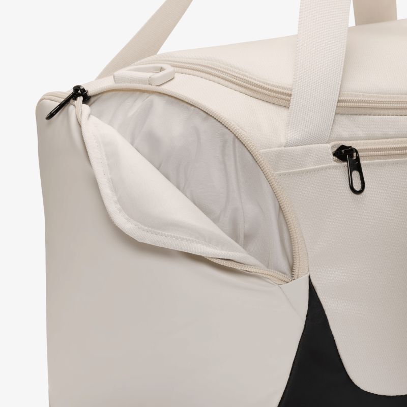Elegante Tasche mit robusten Reißverschlüssen und praktischem Innenfach für vielseitige Nutzung.