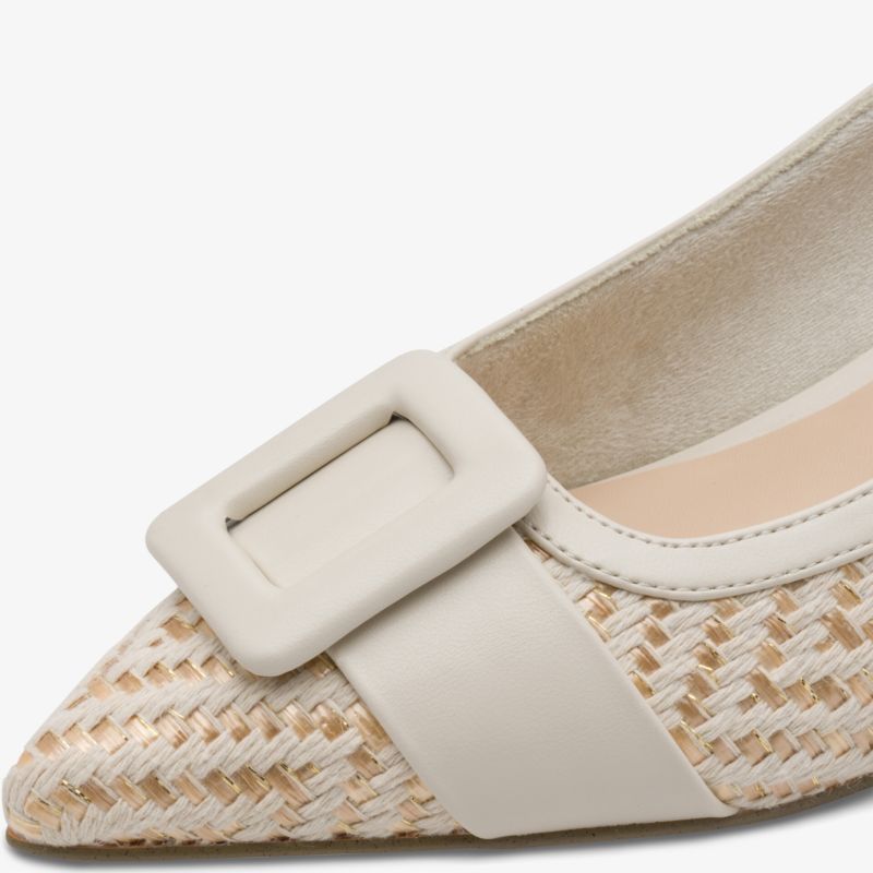 spitze Schuhspitze mit modischer Schnalle und gemustertem Material in hochwertiger Detailansicht