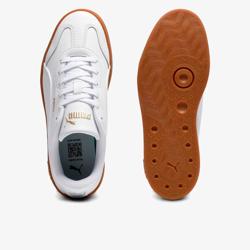 Moderner weißer Sneaker mit brauner Gummisohle, Schnürung und markantem PUMA Logo, vielseitig und bequem