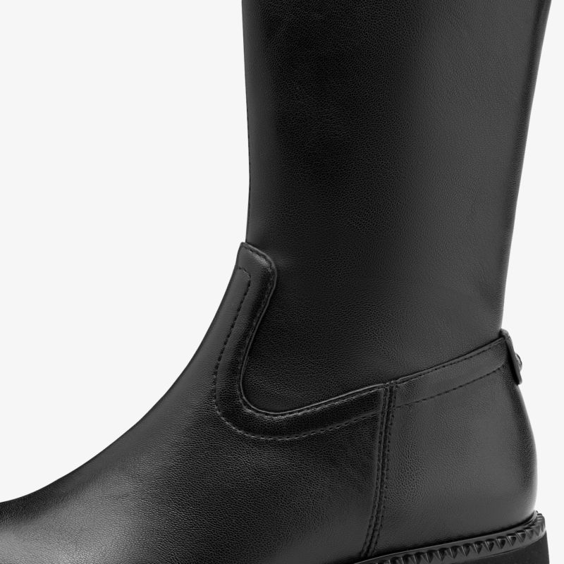 Robuster Schuhschaft aus hochwertigem glattem Leder mit präziser Nahtführung und elegantem Design