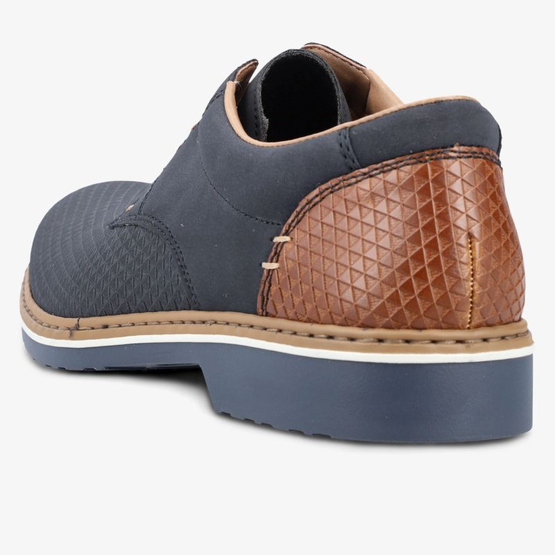 Moderner Schuh mit gepolstertem Fersenbereich und rutschfester, profilierter Sohle in eleganter Farbkombination