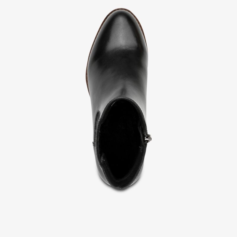 Eleganter schwarzer Stiefel aus glattem Leder mit spitzer Kappe, hochwertige Verarbeitung, klare Linien