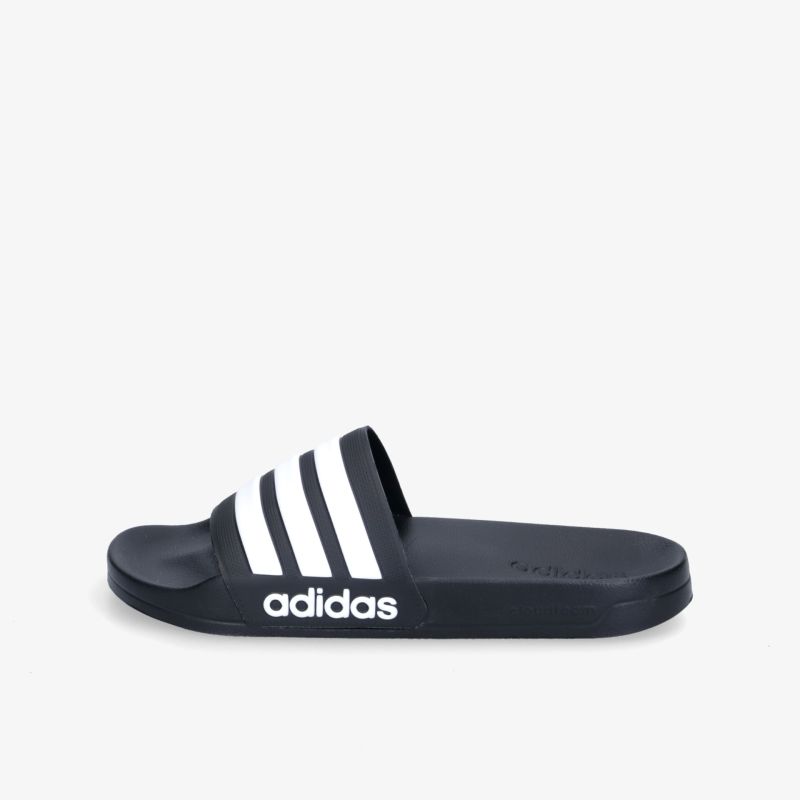 Schwarze Adidas Adilette mit weißen Streifen, bequem und leicht für Freizeit und Bad