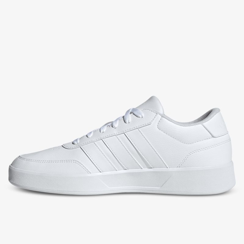 Moderner weißer Sneaker mit seitlicher Ansicht, klassischer Schnürung und bequemer Passform