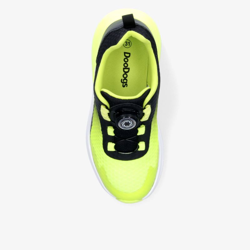 Stylischer gelber Sportschuh mit modernem Schnellschnürsystem, ideal für Komfort und Stabilität.