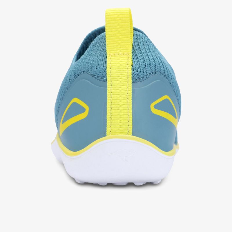Rückansicht leichter Sneaker mit flexiblem Sohlenprofil und farbigem Fersenriemen für bequemen Halt