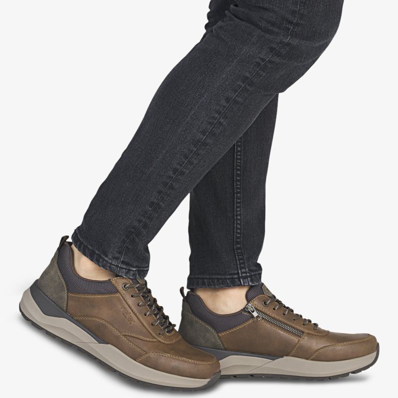 Sportlich elegante Schnürschuhe aus robustem Material, komfortabel und mit rutschfester Sohle getragen