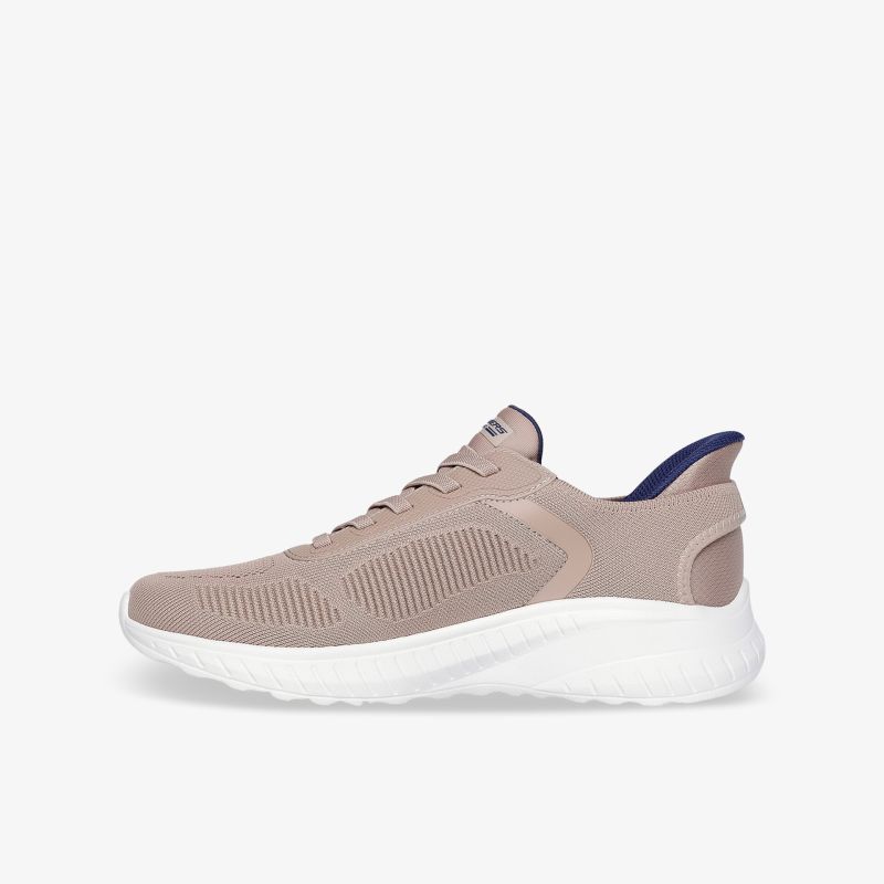 Leichter beiger Sneaker mit atmungsaktivem Obermaterial und flexibler, rutschfester Sohle in seitlicher Ansicht