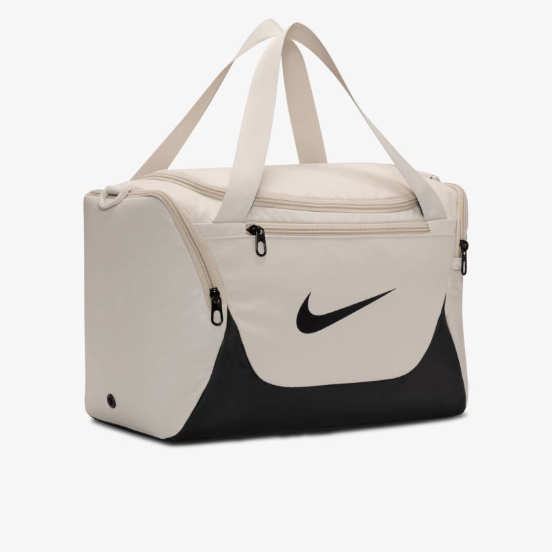 Geräumige Sporttasche in Beige und Schwarz mit ikonischem Logo und robusten Reißverschlüssen. Ideal für Fitness und Reisen.