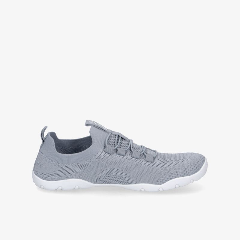 Moderner grauer Stricksneaker mit flexibler Sohle und atmungsaktivem Material in seitlicher Ansicht