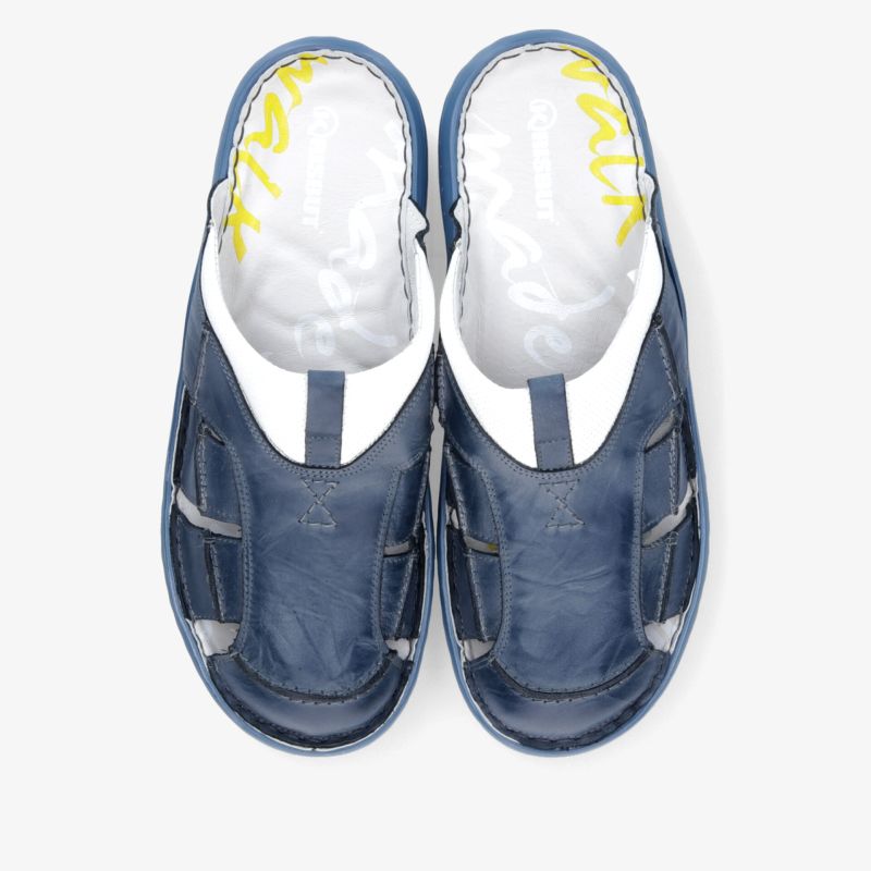 Bequeme blaue Sandalen im Paar mit offenem Design, leichter und flexibler Konstruktion für angenehmen Tragekomfort