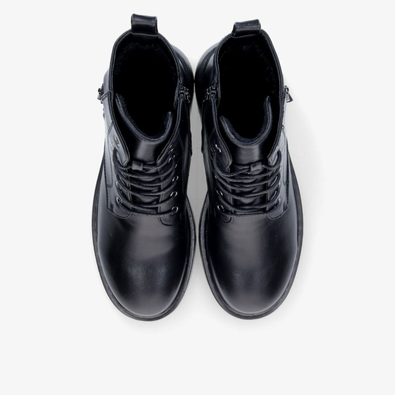 Stylische schwarze Lederschnürboots mit robuster Sohle für optimalen Tragekomfort und modischen Look.