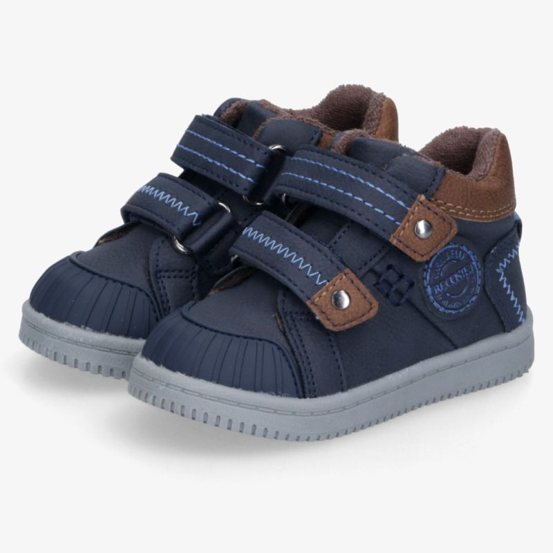 Robuste und bequeme Kinder-Sneaker in Dunkelblau mit rutschfester Sohle und gepolstertem Kragen für optimalen Halt