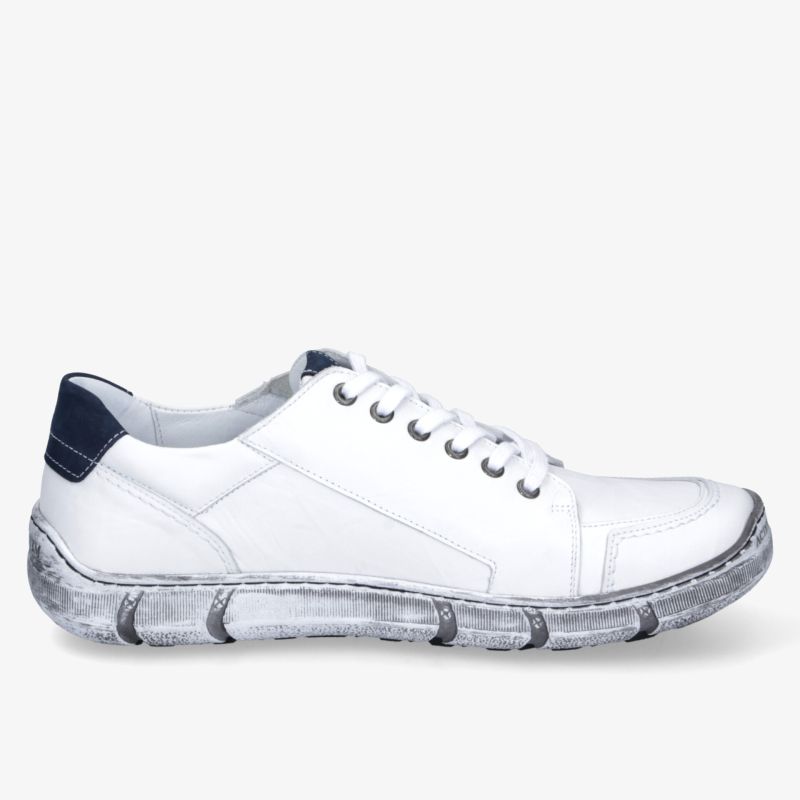Moderner weißer Sneaker in klarer Seitenansicht mit robuster, flexibler Sohle und bequemem Design