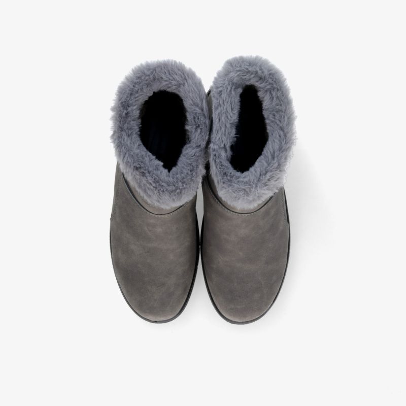 Graue Winterboots mit warmem, flauschigem Innenfutter, rutschfester Sohle und komfortablem Schnitt für kalte Tage