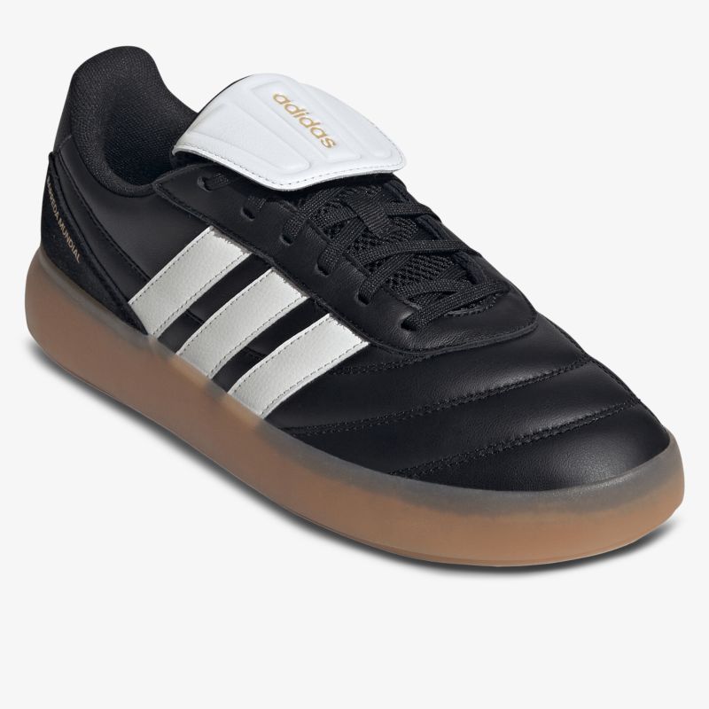 Schwarzer Sneaker mit weißer Zunge und markanten drei weißen Streifen an der Seite, robuste braune Sohle
