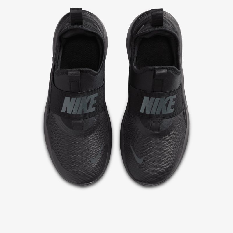 Schwarze Nike Sneaker, leichte und flexible Sportschuhe mit rutschfester Sohle, von oben fotografiert