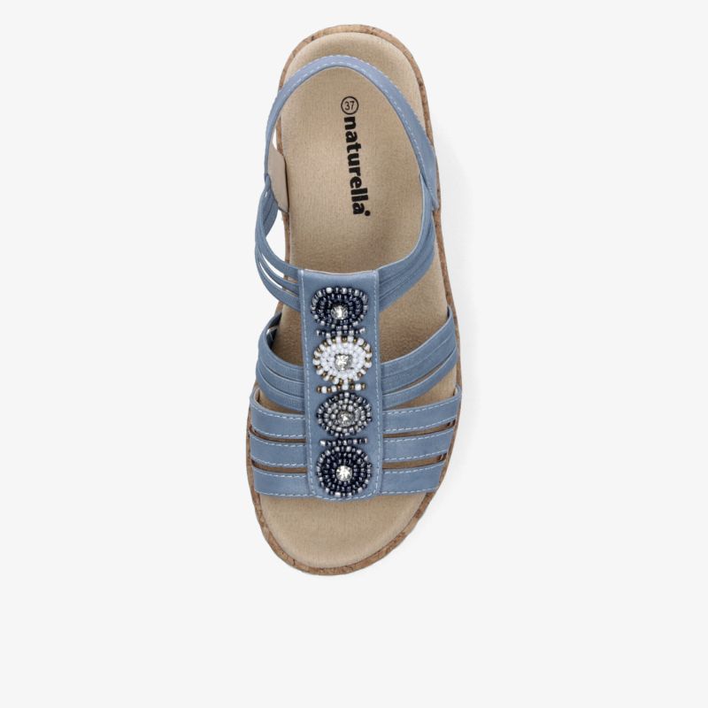 Blaue Sandale mit modischen Verzierungen und elegantem Design für stilvollen Komfort im Sommer.