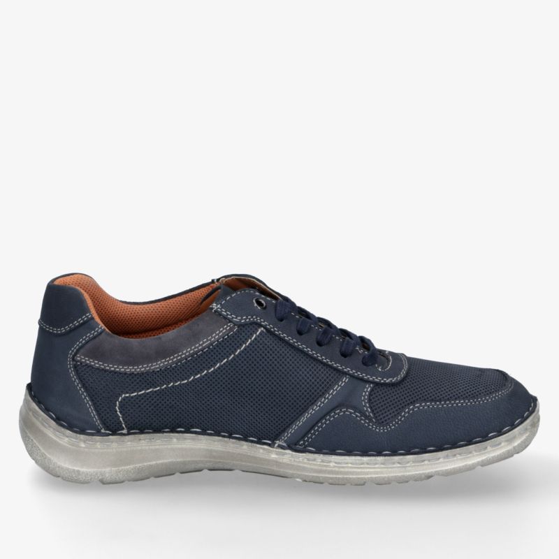 Seitliche Ansicht eines blauen Sneakers mit weichem Material, flexibler Sohle und bequemem, stylischem Design