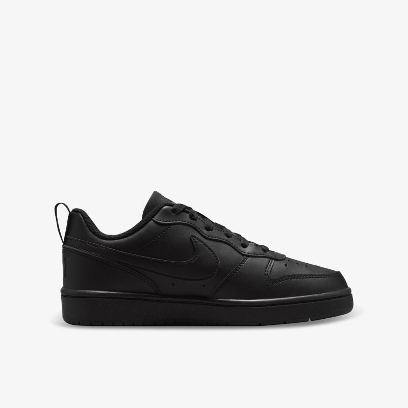 Schwarzer Sneaker in klarer Seitenansicht, sportlich, leicht und bequem mit modernem Design