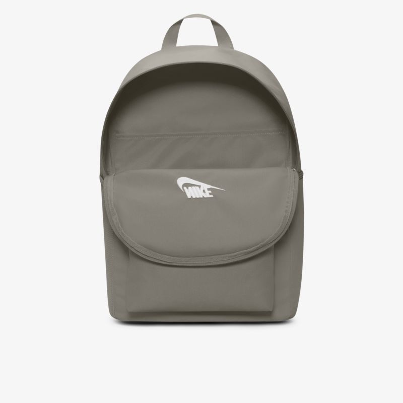 Moderner grauer Rucksack mit praktischem Design und Logo auf der Fronttasche