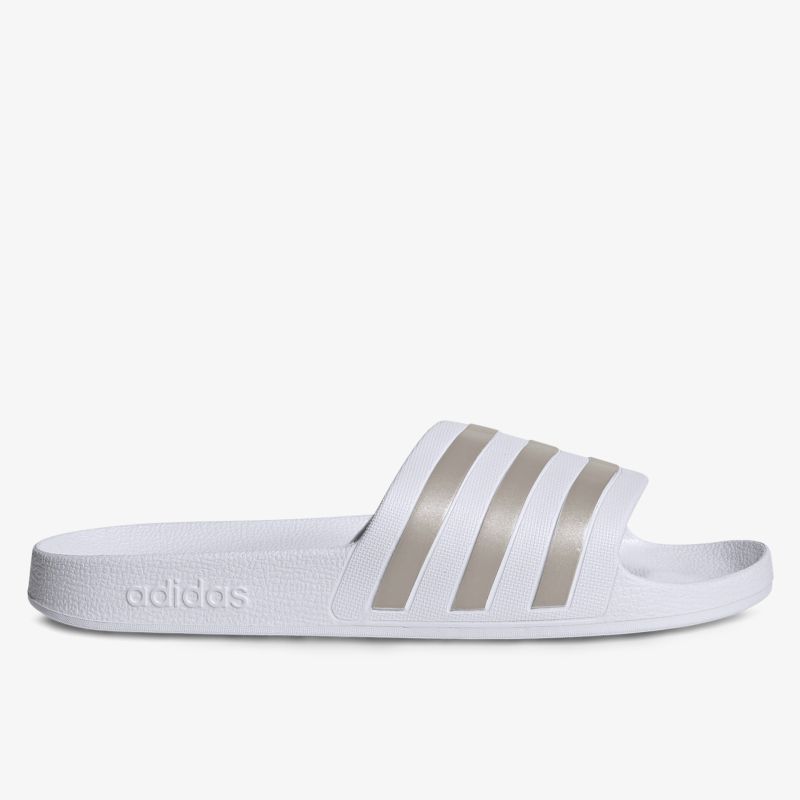 Leichte weiße Adidas Badeschuhe mit klassischen drei Streifen, rutschfeste und bequeme Sohle, seitliche Ansicht