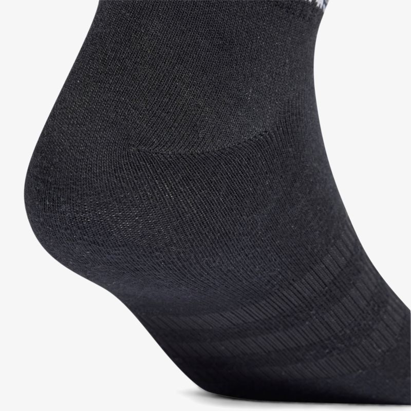 Schwarze Socke aus elastischem, atmungsaktivem Material für hohen Tragekomfort im Detail