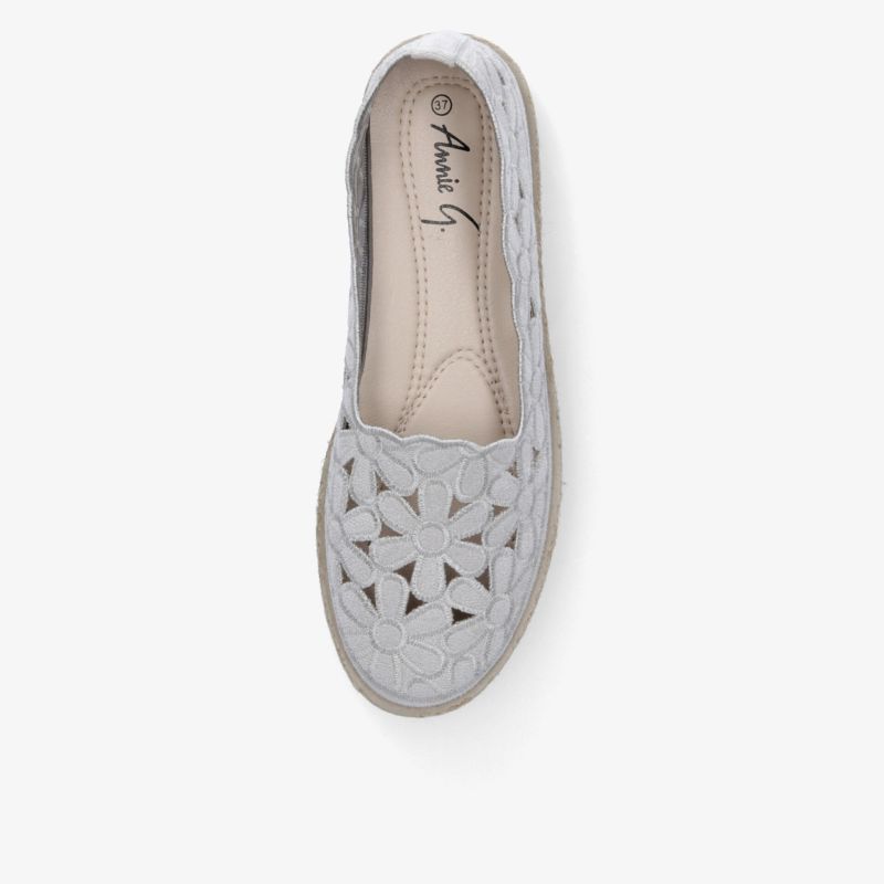 Eleganter und bequemer Schuh mit luftigen Cut-Outs und rutschfester Sohle, ideal für den Alltag.