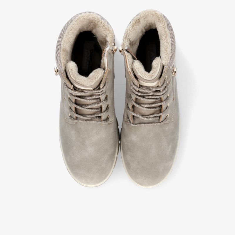 Bequemes Paar Schuhe mit warmem Innenfutter und rutschfester Sohle, ideal für kalte Tage und sicheren Halt
